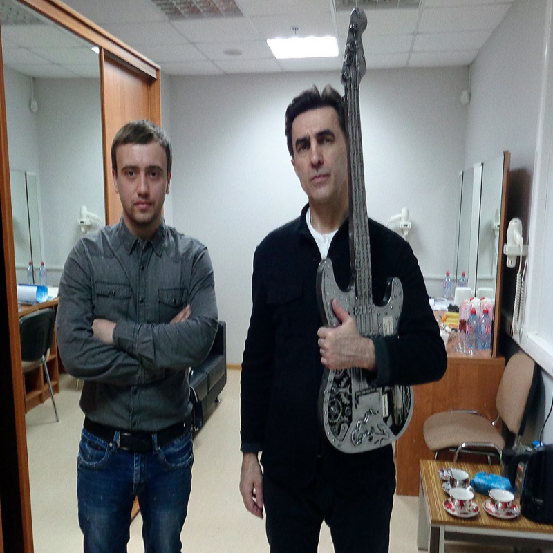 Оренбуржец подарил Вячеславу Бутусову железную гитару